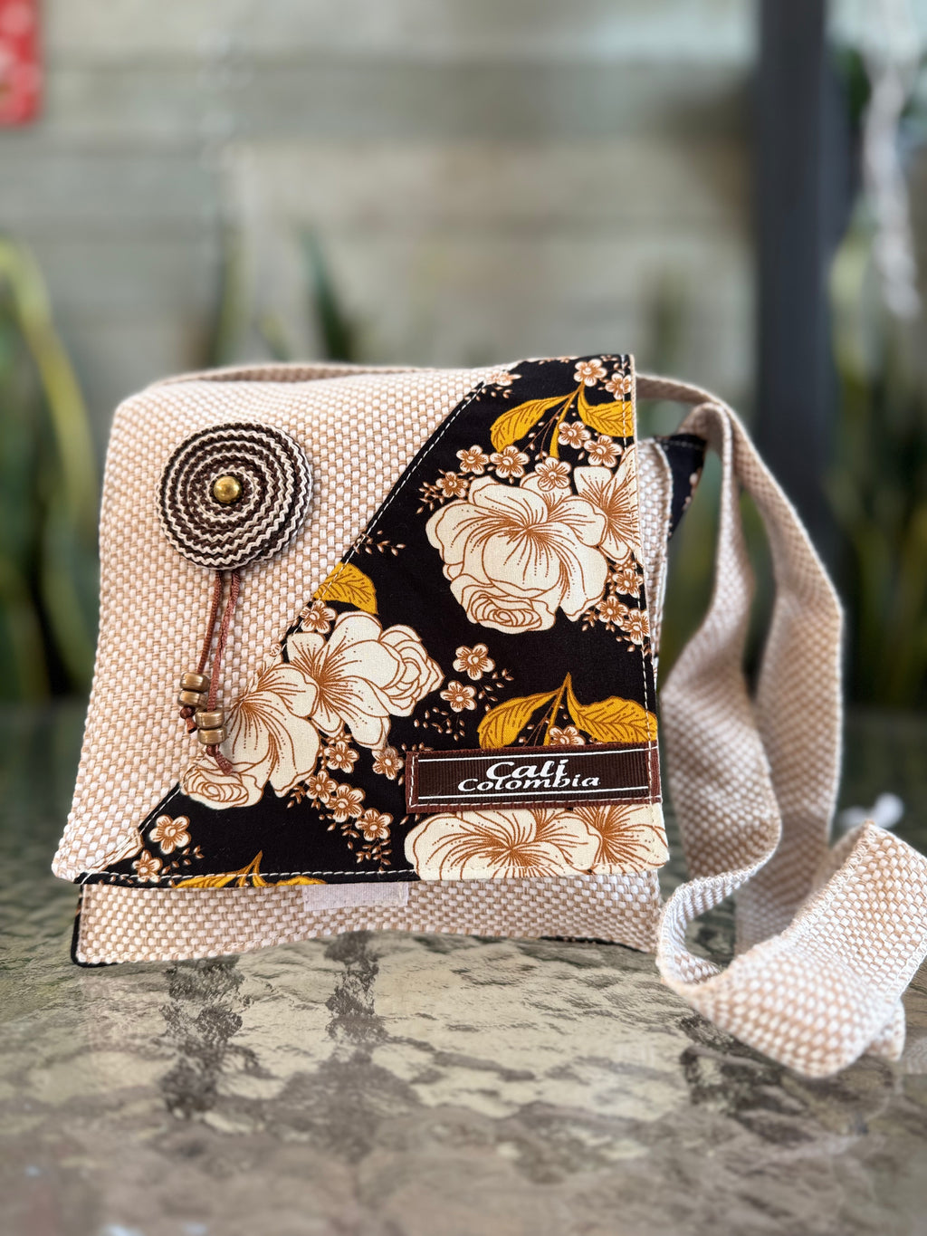 BOLSO MEDIANO DECORADO CON TAPA