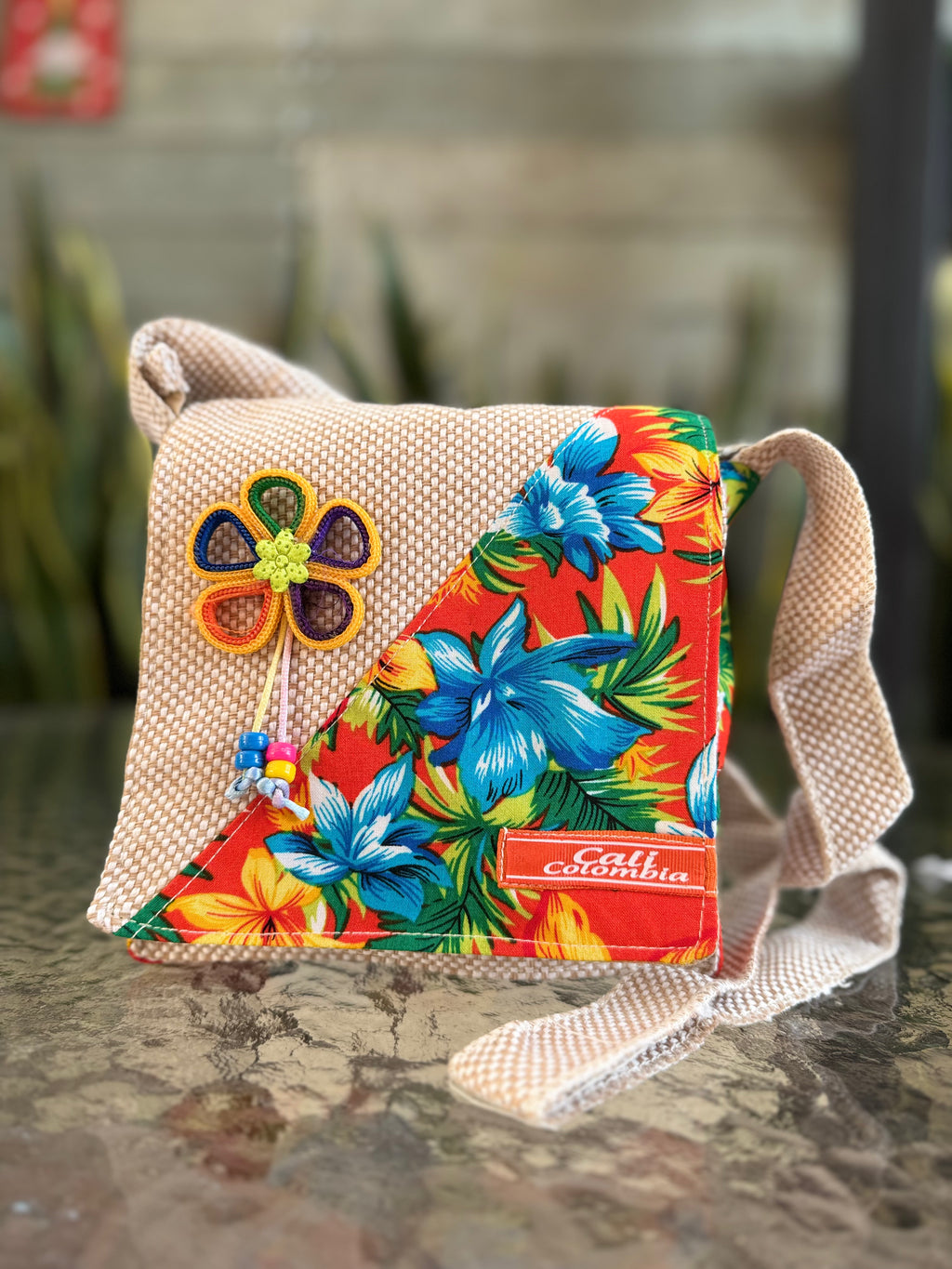 BOLSO MEDIANO DECORADO CON TAPA