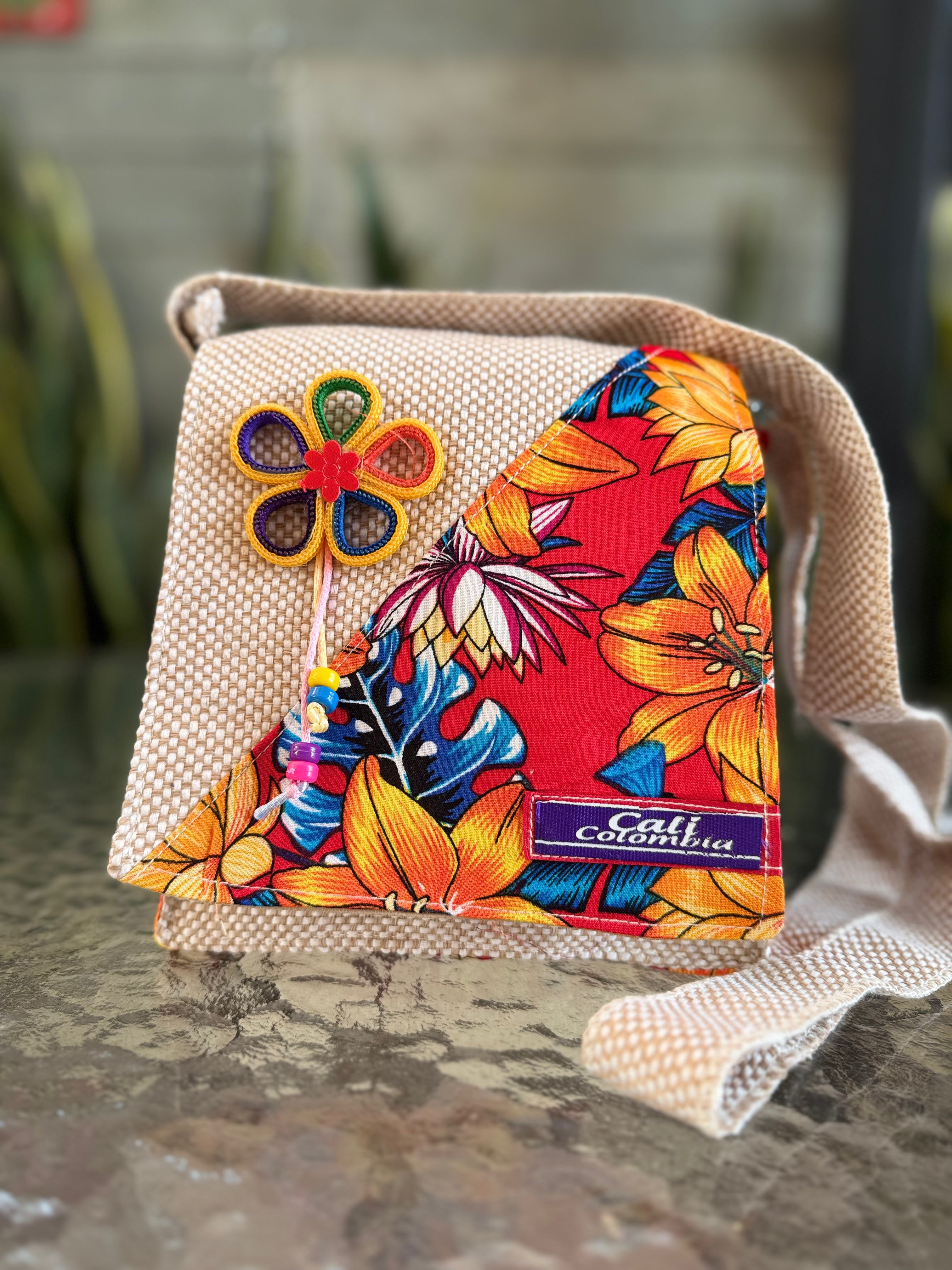 BOLSO MEDIANO DECORADO CON TAPA
