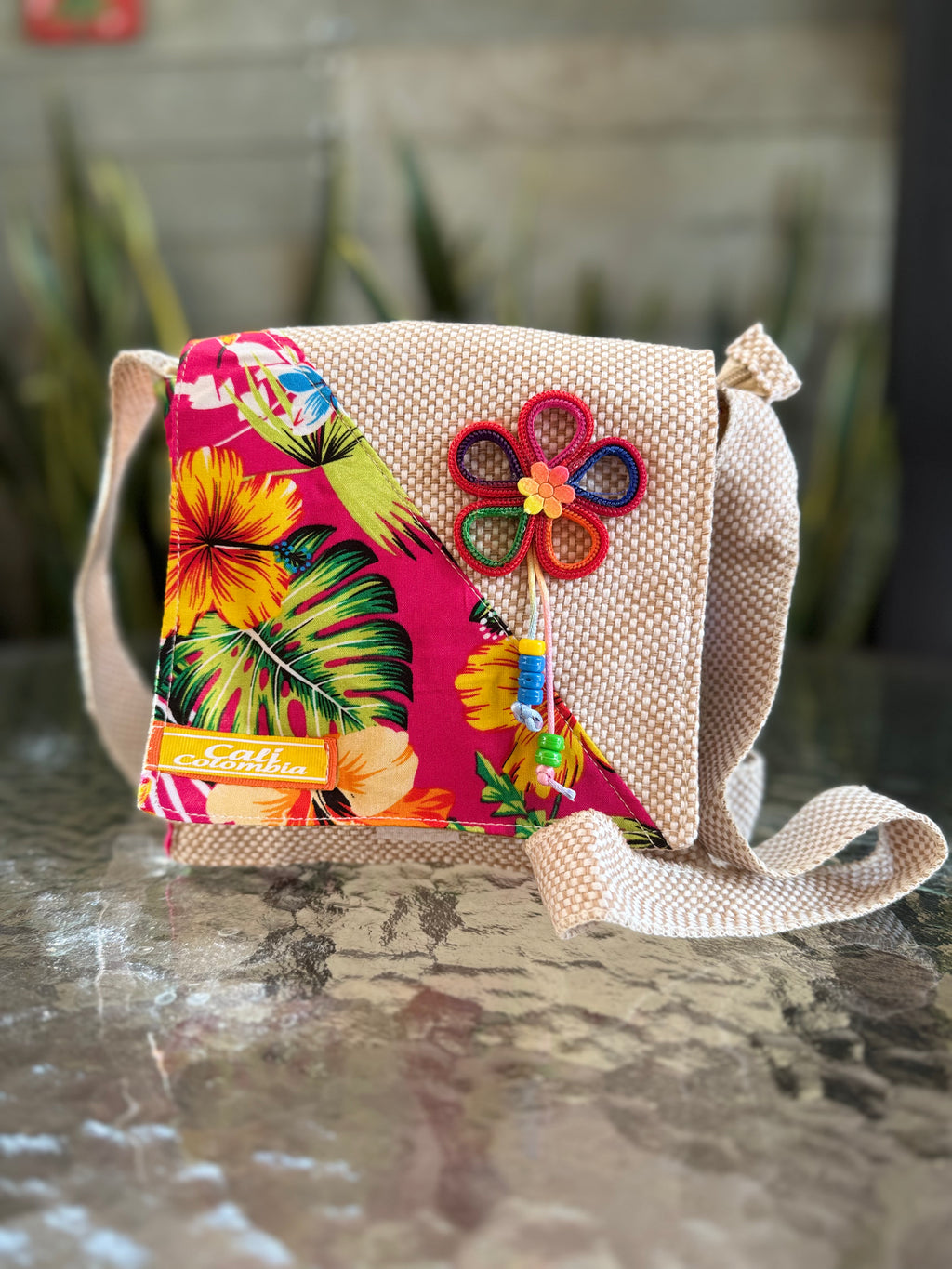 BOLSO MEDIANO DECORADO CON TAPA