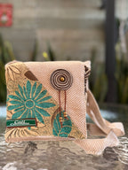 BOLSO MEDIANO DECORADO CON TAPA