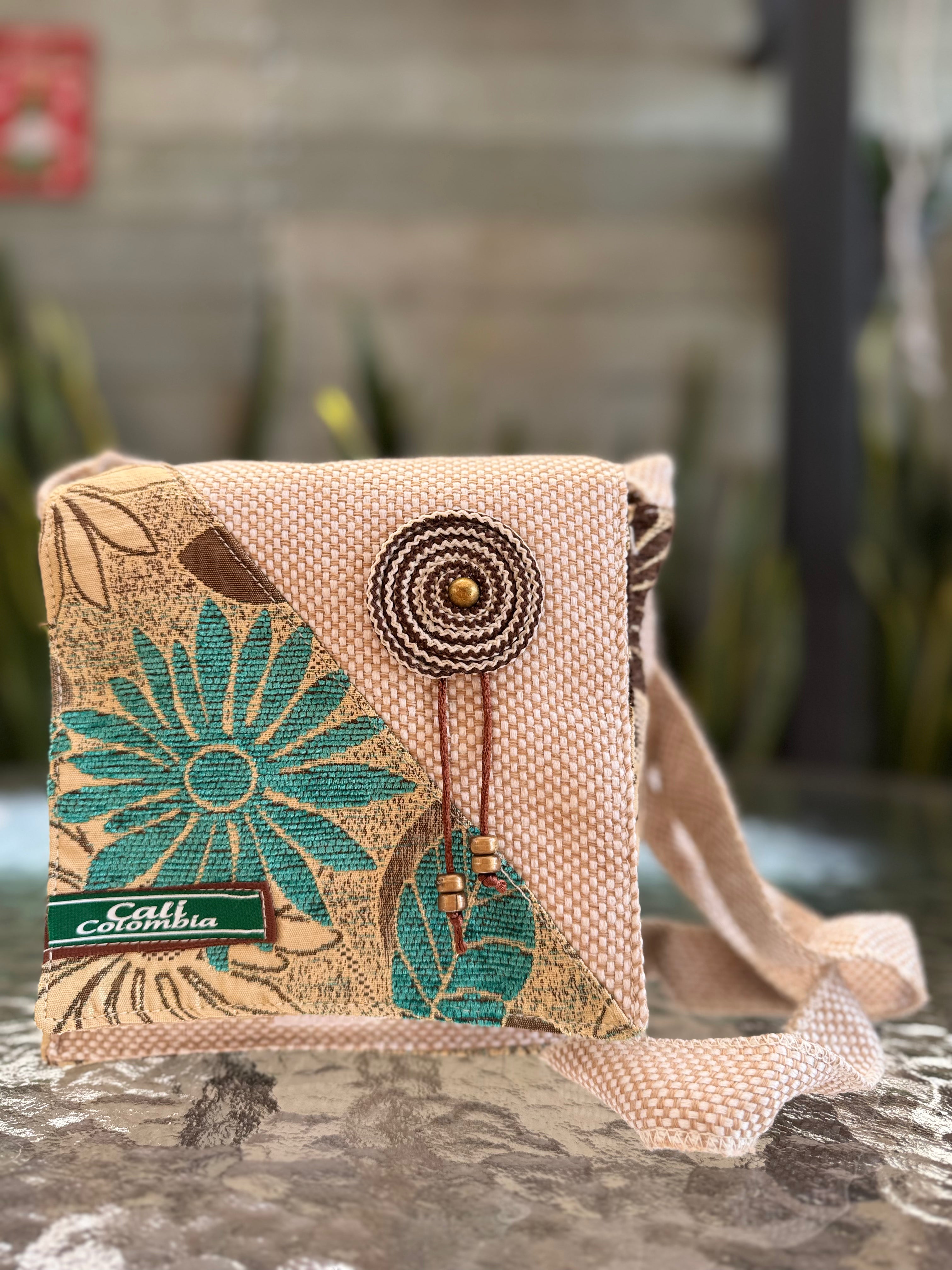 BOLSO MEDIANO DECORADO CON TAPA