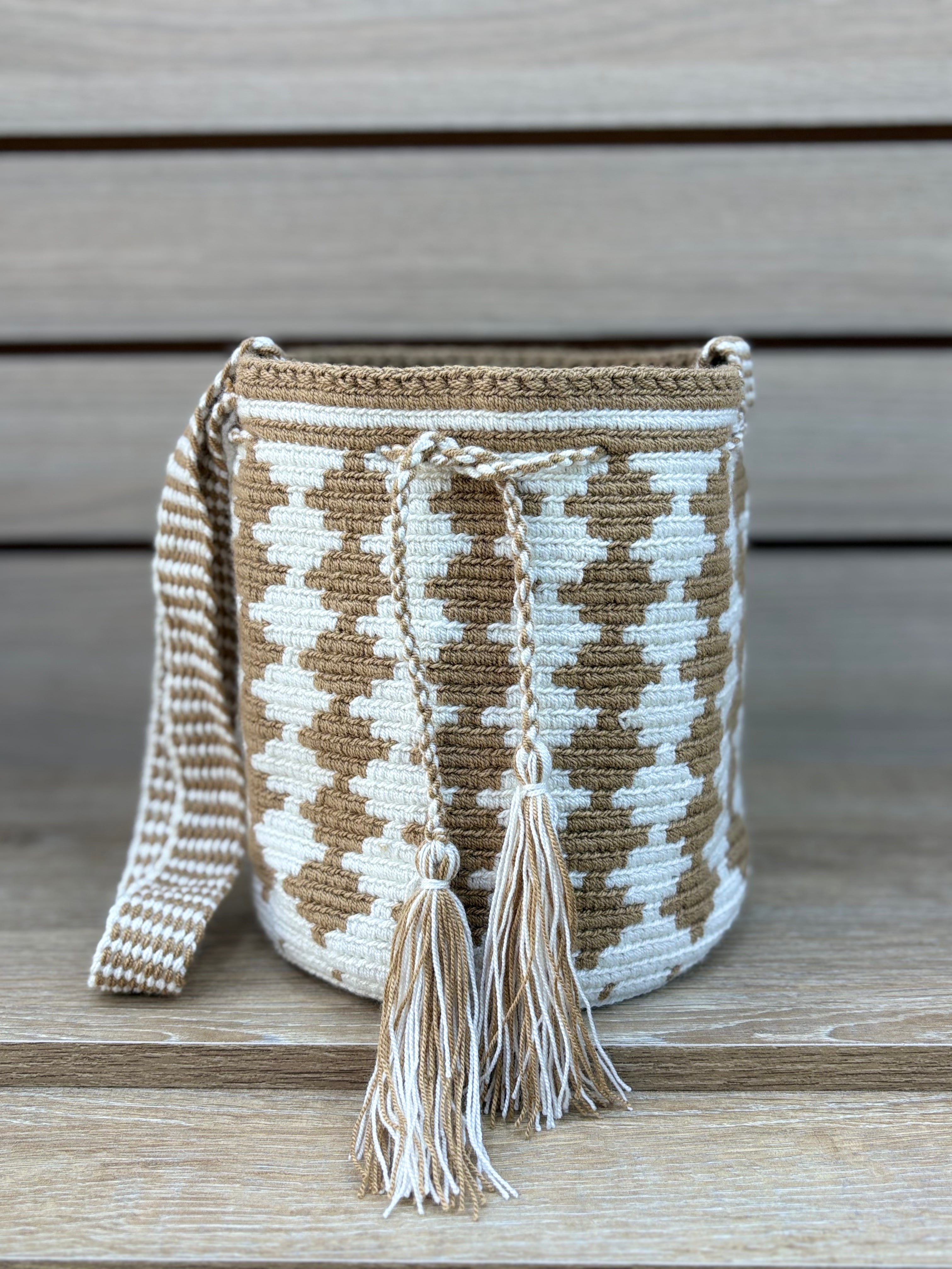 Mochila Wayuu Grande Patrones Tonos Tierra - diseno 1