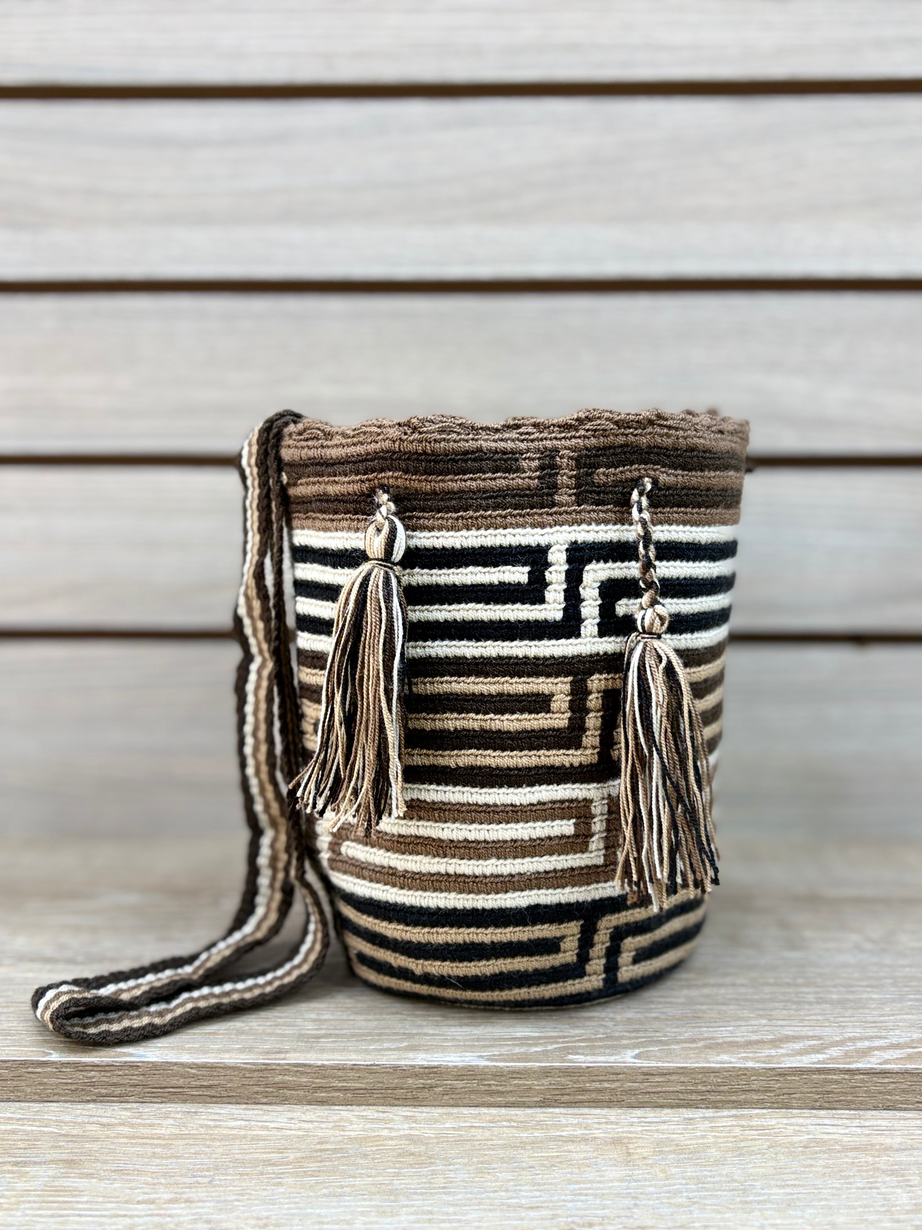 Mochila Wayuu Mediana Patrones Tonos Tierra - diseno 1