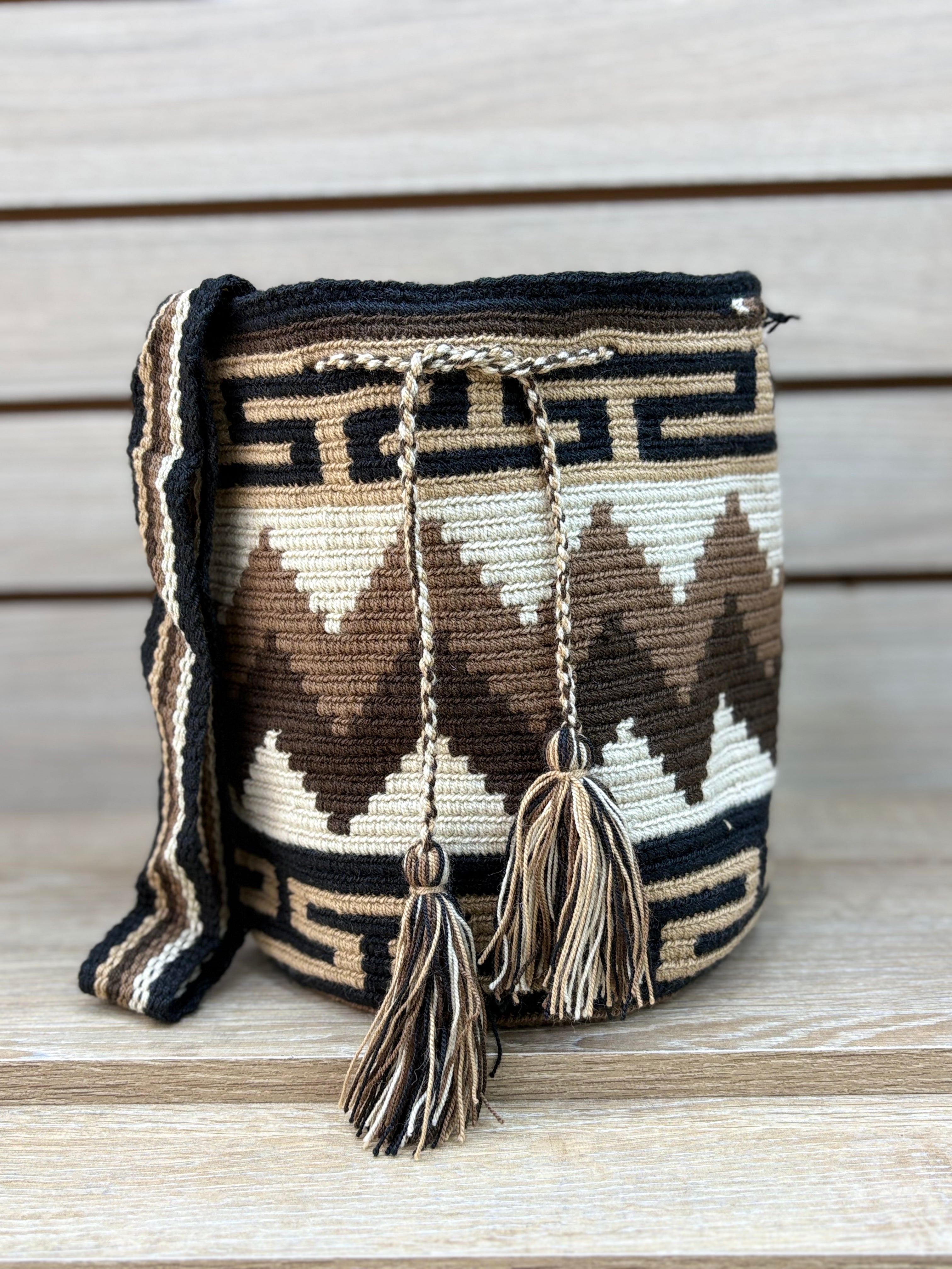 Mochila Wayuu Mediana Patrones Tonos Tierra - diseno 6
